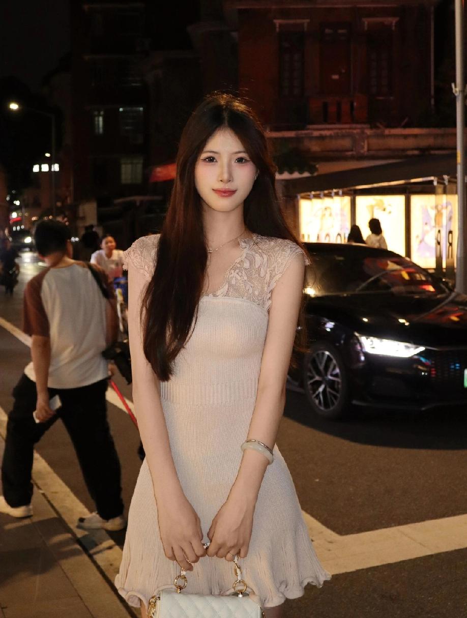 娱乐圈的女神、美女、甜妹总是让人眼前一亮。就说毛晓彤，一袭白色斑点裙的路透图刷屏