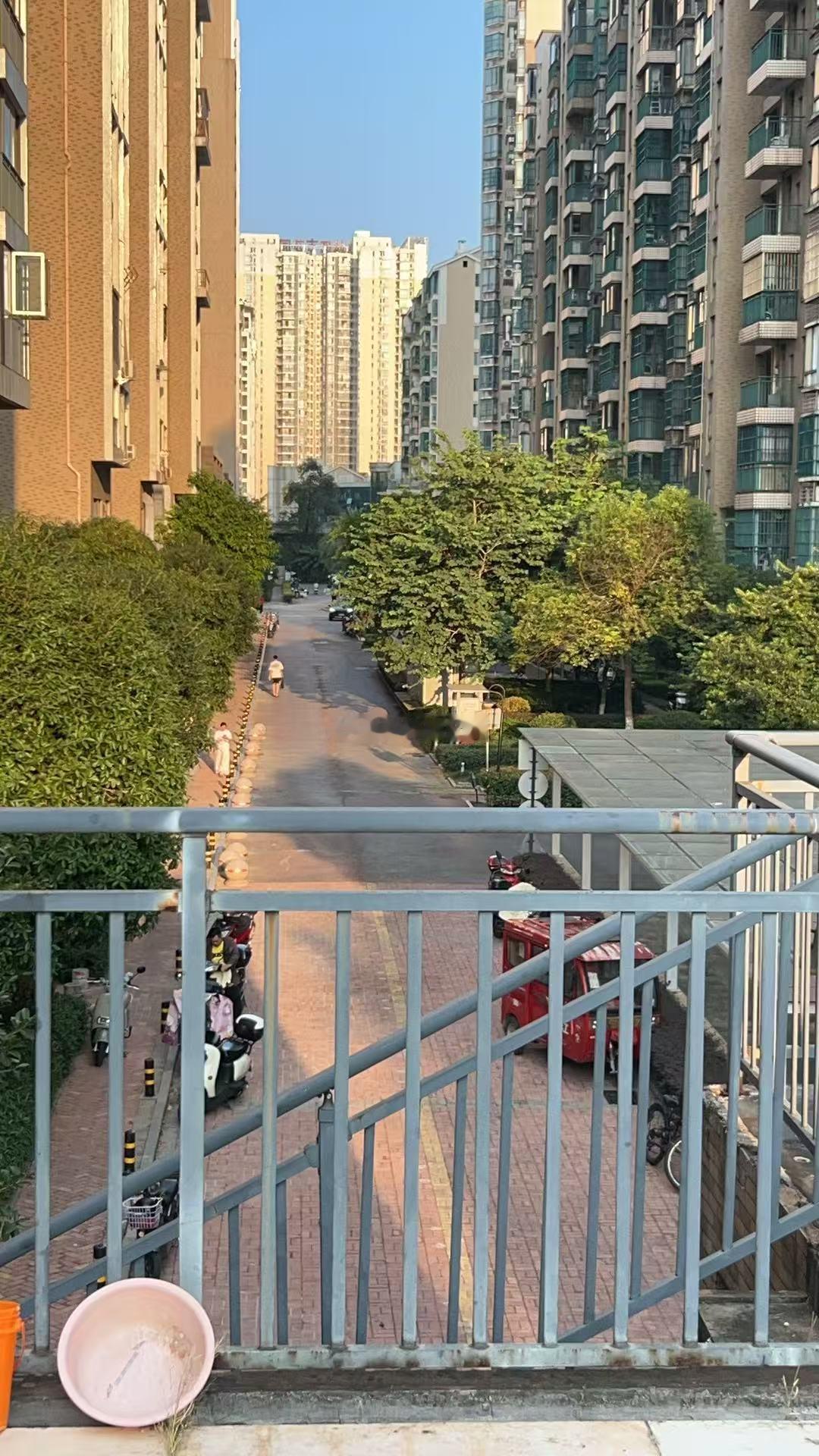 住二小楼、一楼地面有长路正冲，这就不是“远观形煞”了，是贴身路冲。高层离地十几二