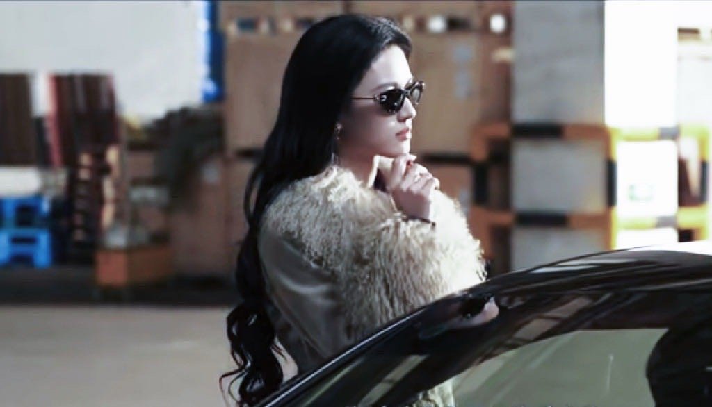 沈羽洁这几步走出豪门感觉了 沈羽洁这几步走得让人移不开眼，长发动人姿态优雅，更重