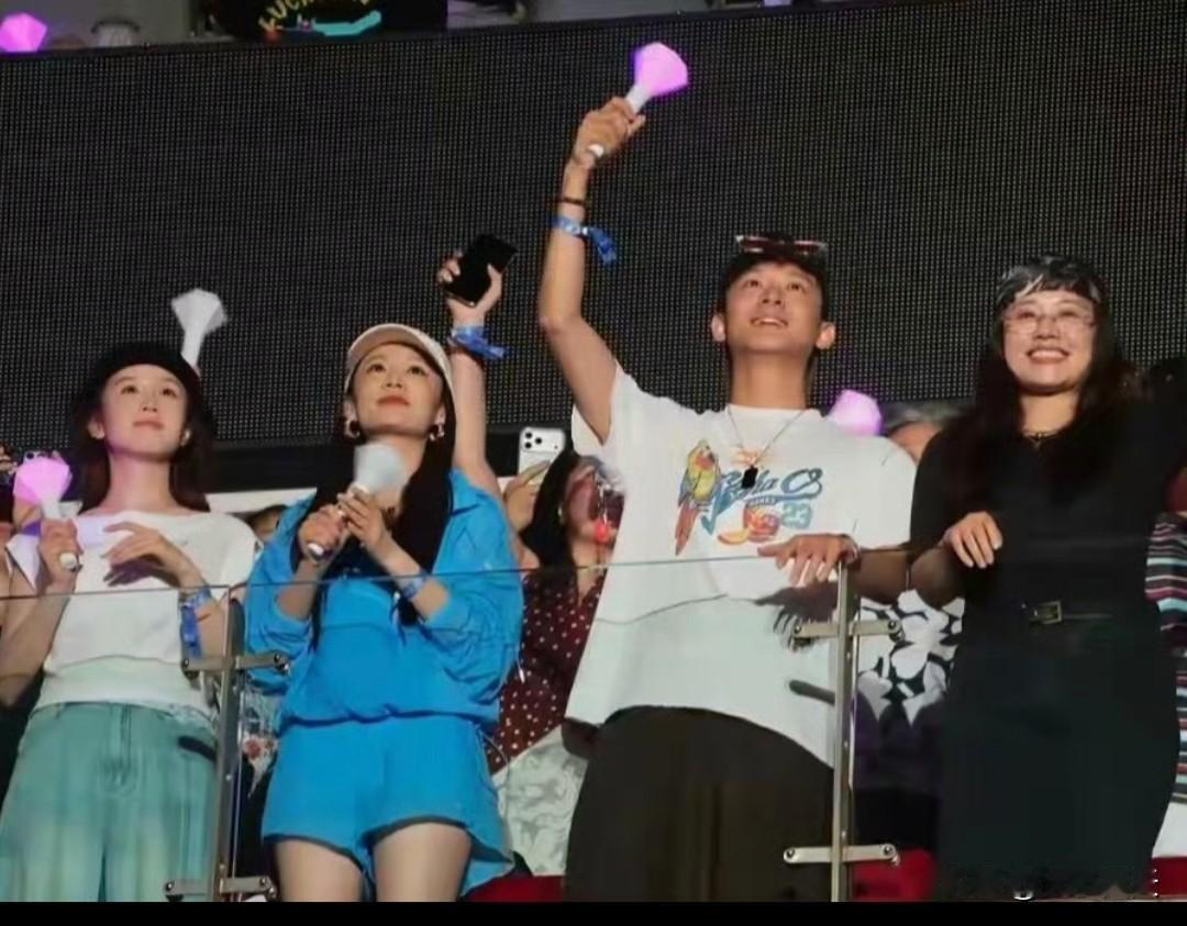 那英19岁女儿现身妈妈演唱会，群星闪耀前来支持，足以可见那英在娱乐圈的人脉 ​​