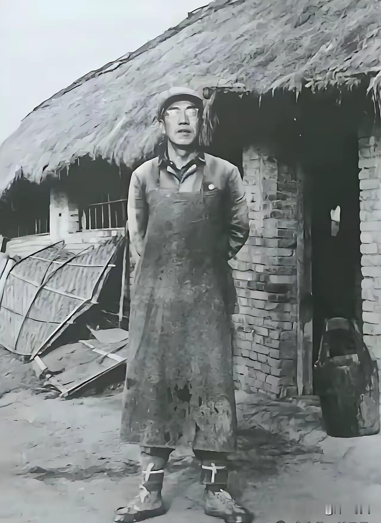 1947年，一个地主，半夜摸进柴房，对着一个被捆着的地下党，不说废话，匕首“噌”