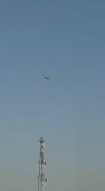 一架战斗机在科威特境内坠毁，地点靠近美国空军基地，飞行员成功弹射出飞机。目击者称