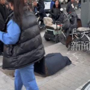 山西太原，一老人路边摔倒后，浑身不断抽搐，身旁围满路人，没有一人敢上去搀扶。年轻