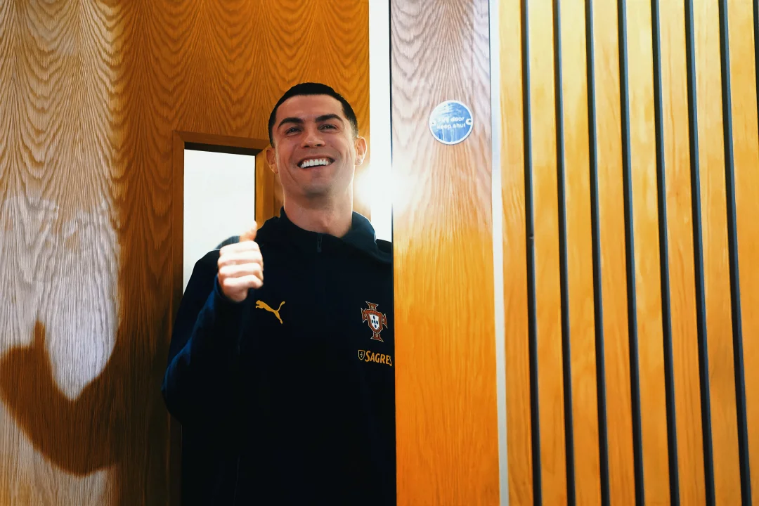 C罗出席赛前发布会门外挑逗记者