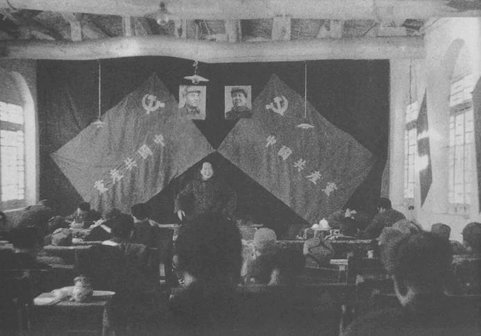 1949年3月，毛泽东在西柏坡主持召开中共七届二中全会