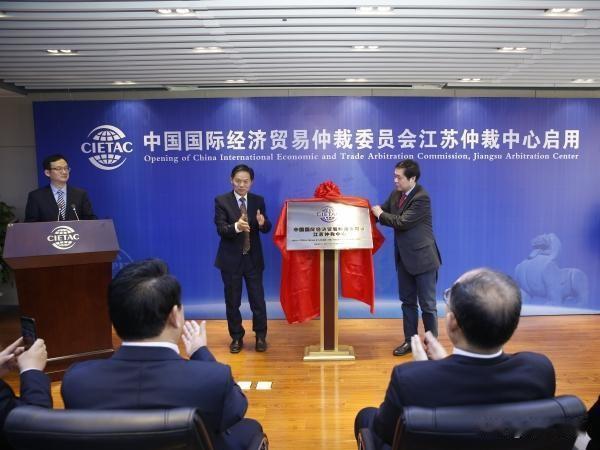 中国要多建立世界级的仲裁机构，终结西方单一霸权秩序
 
纵观当下全球治理格局，世