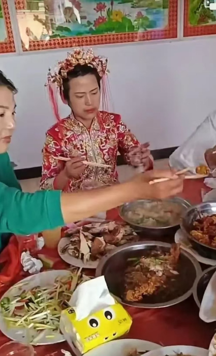 遇到这样的化妆师，新娘估计肠子都悔青了吧！ 