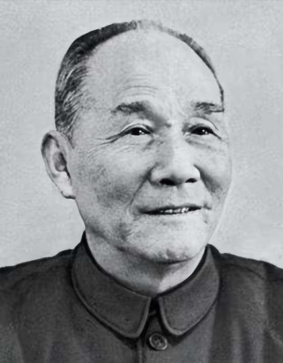 别划走！这张1939年的延安合影，左边是后来的开国元勋，右边是让敌人闻风丧胆的传