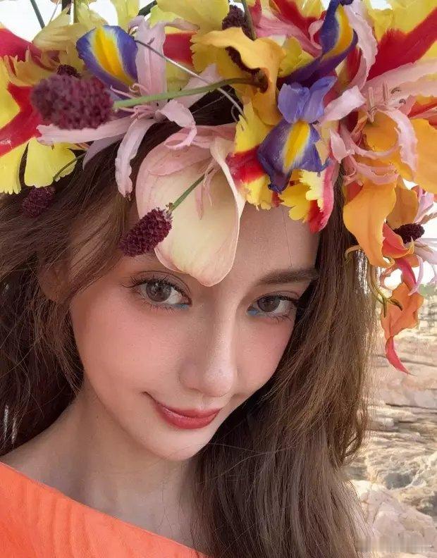 杨颖将花环戴在头上，有种热带美少女的既视感。 ​​​