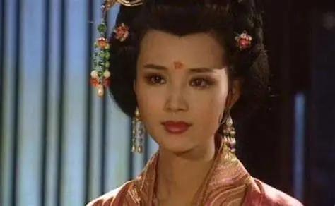 公元710年六月的长安，夜风很热。 
 
宫里的火光不是灯笼点的，是刀剑和乱兵带