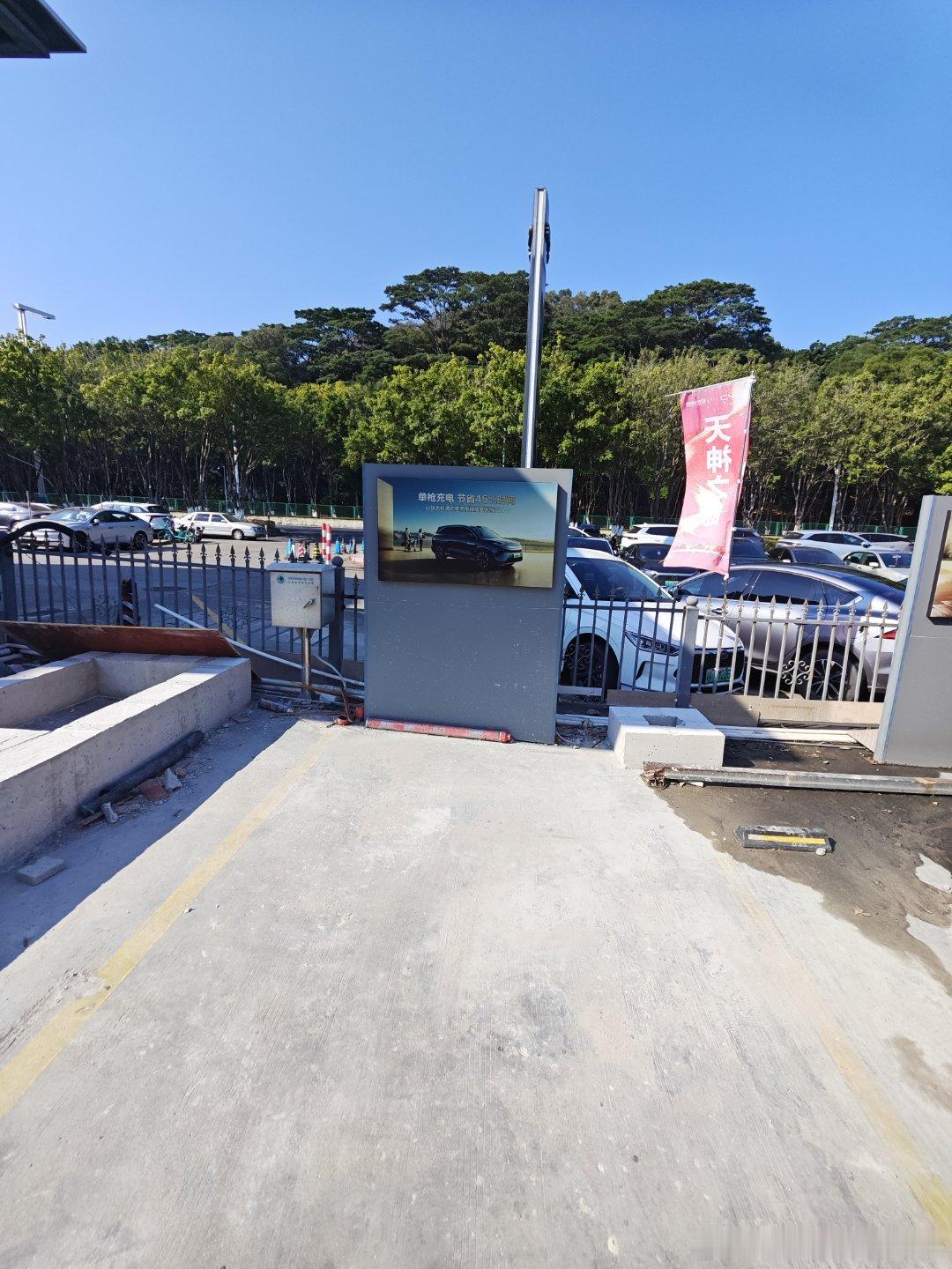 Orz，到现场后，发现还没有安装好。 