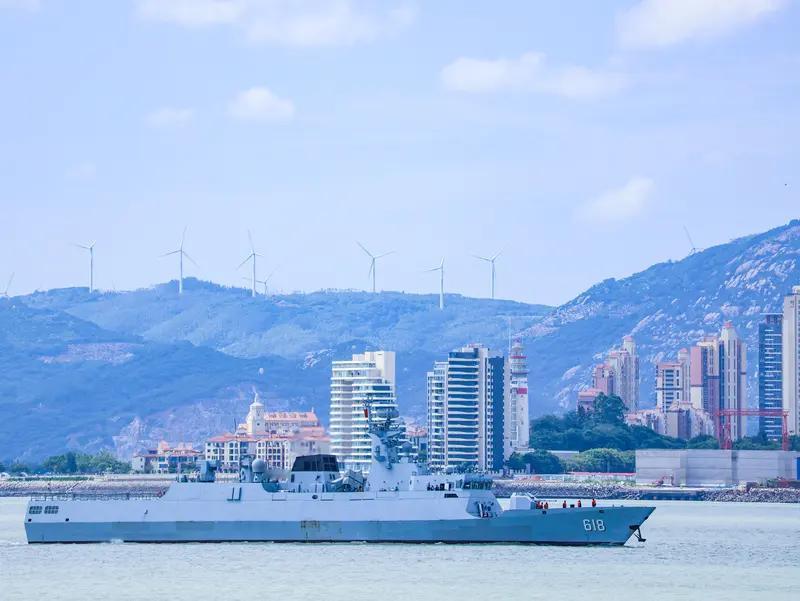 2025年10月中旬，南海某海域那叫一个硝烟弥漫！南部战区海军多艘舰艇，像广安舰