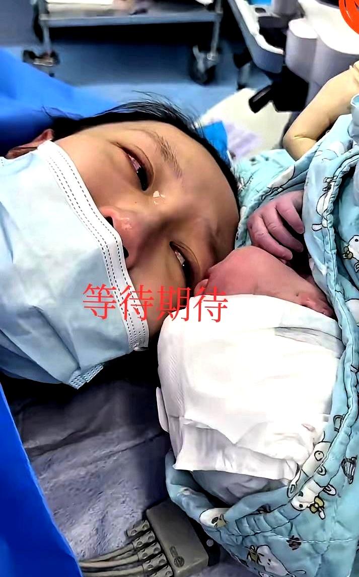 1月3日湖北产房这一幕，真把我看沉默了。
产妇刚拼完半条命，浑身疼得直哆嗦，结果
