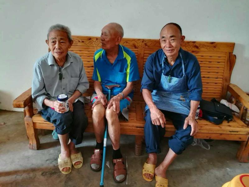 辽宁高女士晒出奶奶在爷爷去世9个月后的变化，让人感慨万千。两年前照片里时髦的奶奶