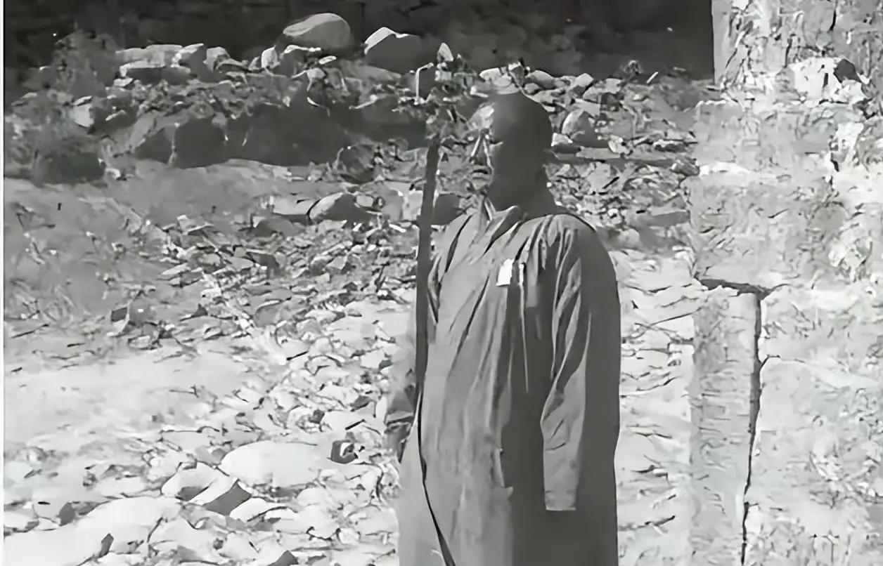 1938年冀中平，当时贺龙派余秋里去收编地方抗日武装，这位"段和尚"却用一声枪响