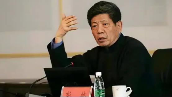 彭林教授的愤怒，源于他看到一群人在物质跑道上一路狂奔，却把“人”落在了起跑线上。