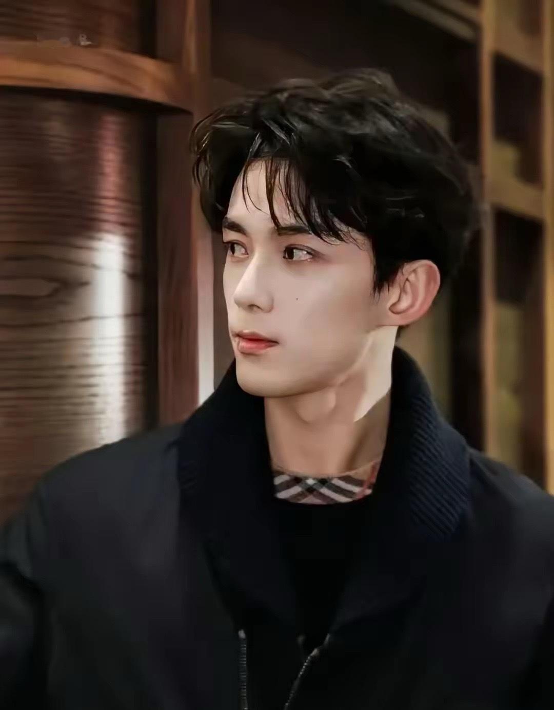 白珊珊：吴磊你欠我的用什么还！白珊珊在社交平台喊话有“他的床照，1w块谁买”。随