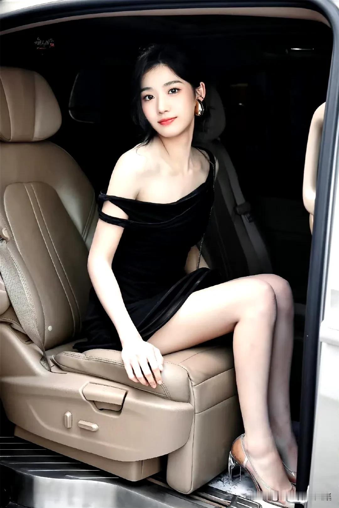 卢昱晓穿黑色吊带的样子，简直把气质这块狠狠拿捏了！
想象一下，她身着黑色吊带，简