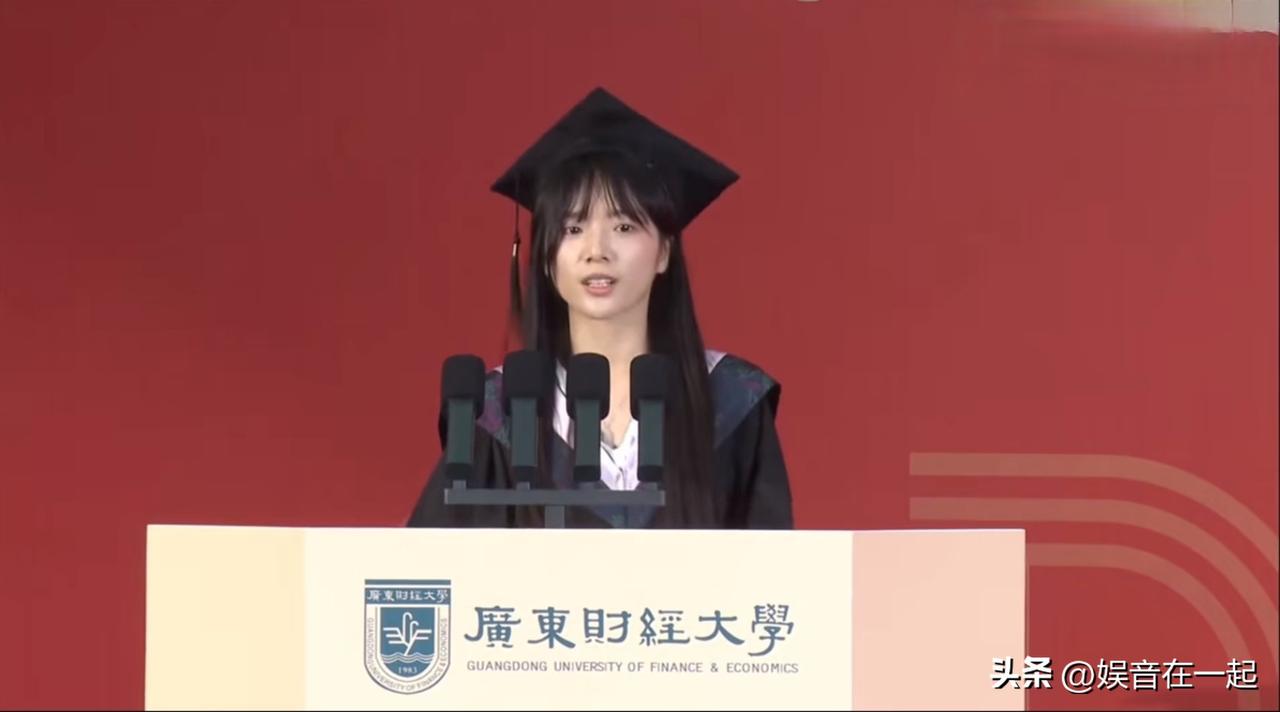 6月26日，在广州大学城广东财经大学校区内，“李思潼毕业发言”直接冲上热搜。
