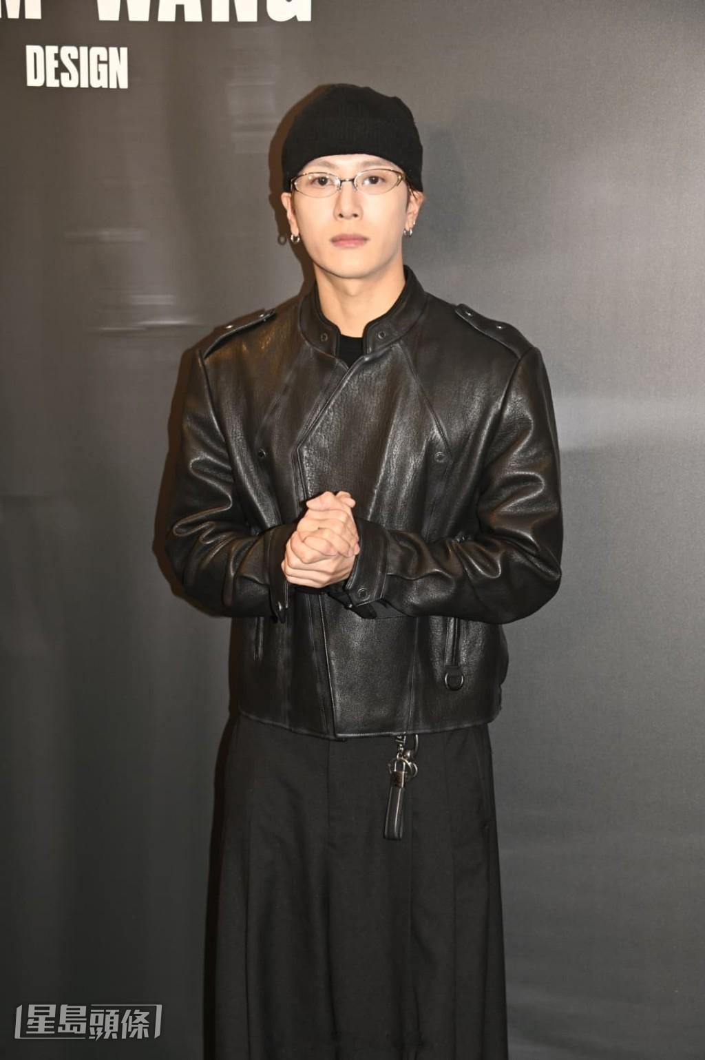 星岛：王嘉尔与姜涛分享经验：有什么熬不过 自爆24岁在韩已识Anson Lo 与