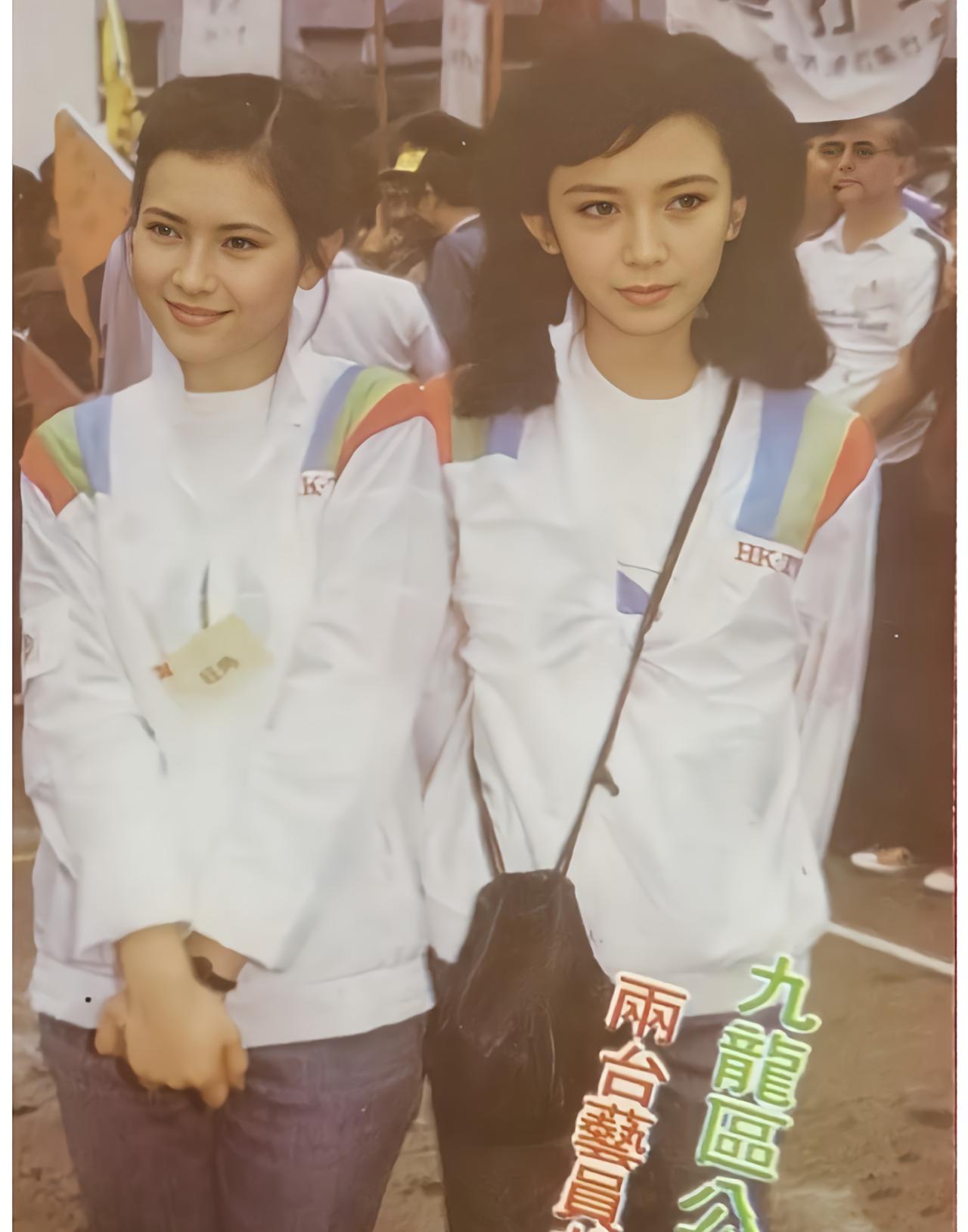 这是TVB艺人时期，蓝洁瑛和曾华倩的一张同框合影。

照片里的两人，正值花儿刚刚