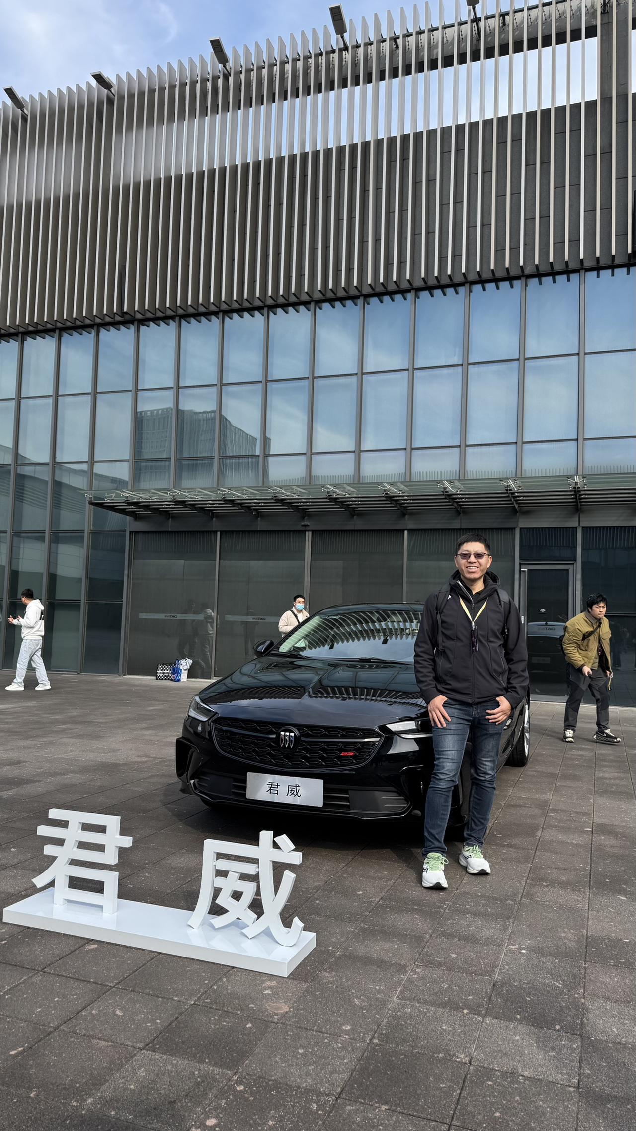 别克这是什么节奏，在2025别克春季新闻发布会上，全面开启一口价模式，B级车君威