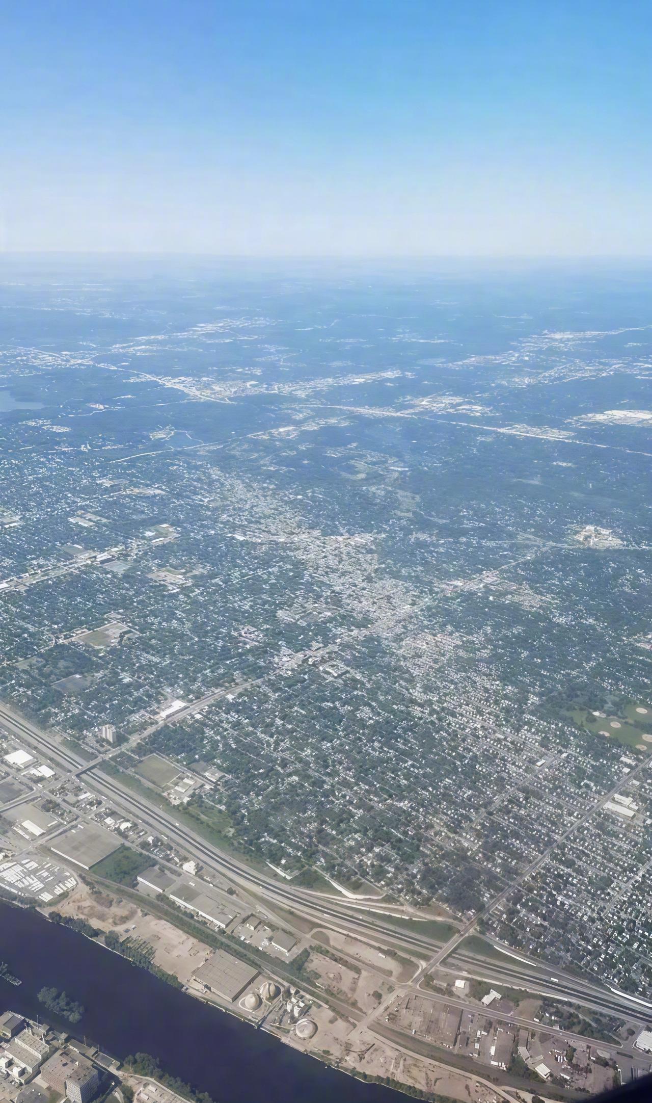 American一座小镇在被龙卷风袭击6年后，“伤痕”仍然清晰可见...