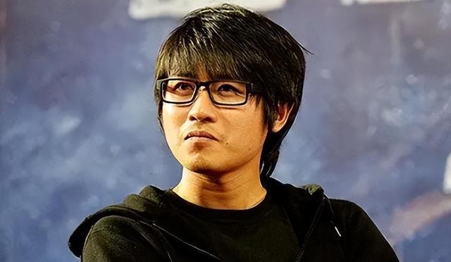 “每月就给我500块，资助不起装什么孙子！”2006年，贫困大学生向海清向媒体怒