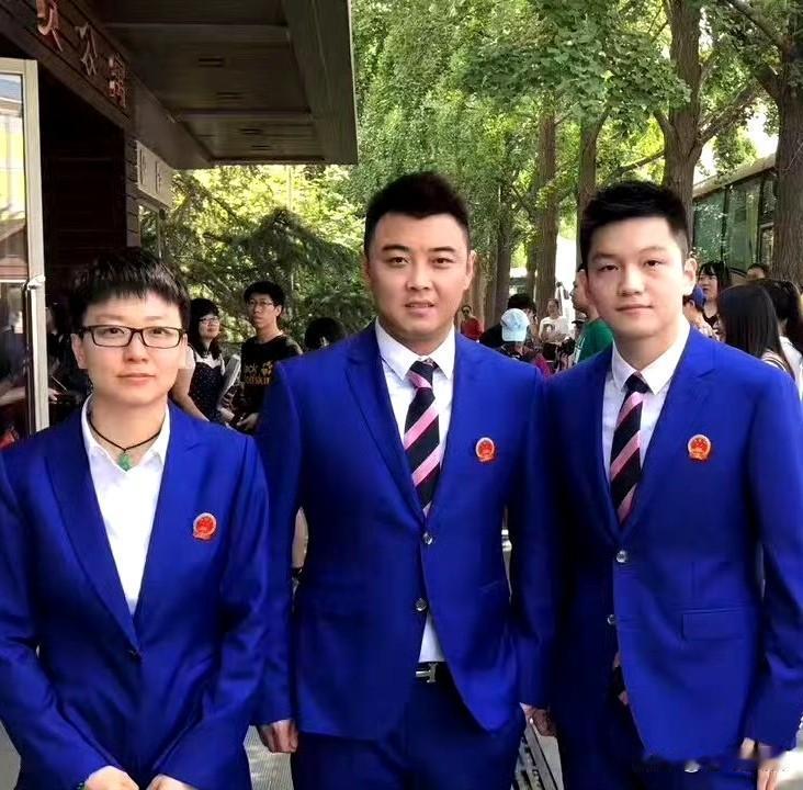 和国乒大帅哥王皓、小帅哥樊振东合影的女士是谁呢？她也穿着和两位帅哥一样的帅气制服