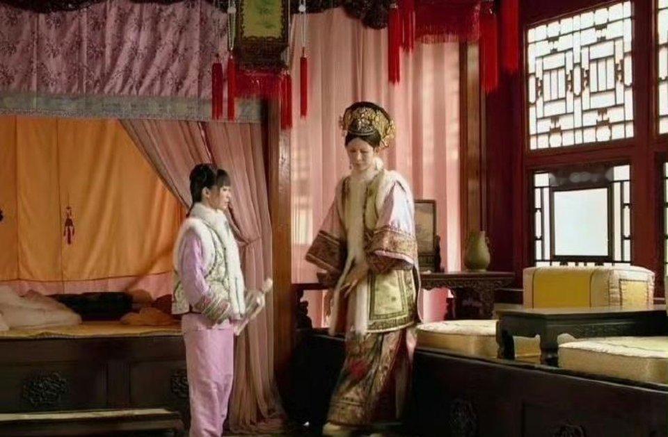 当年观看《甄嬛传》时竟然没有注意到安小鸟是如此娇小 ​​​