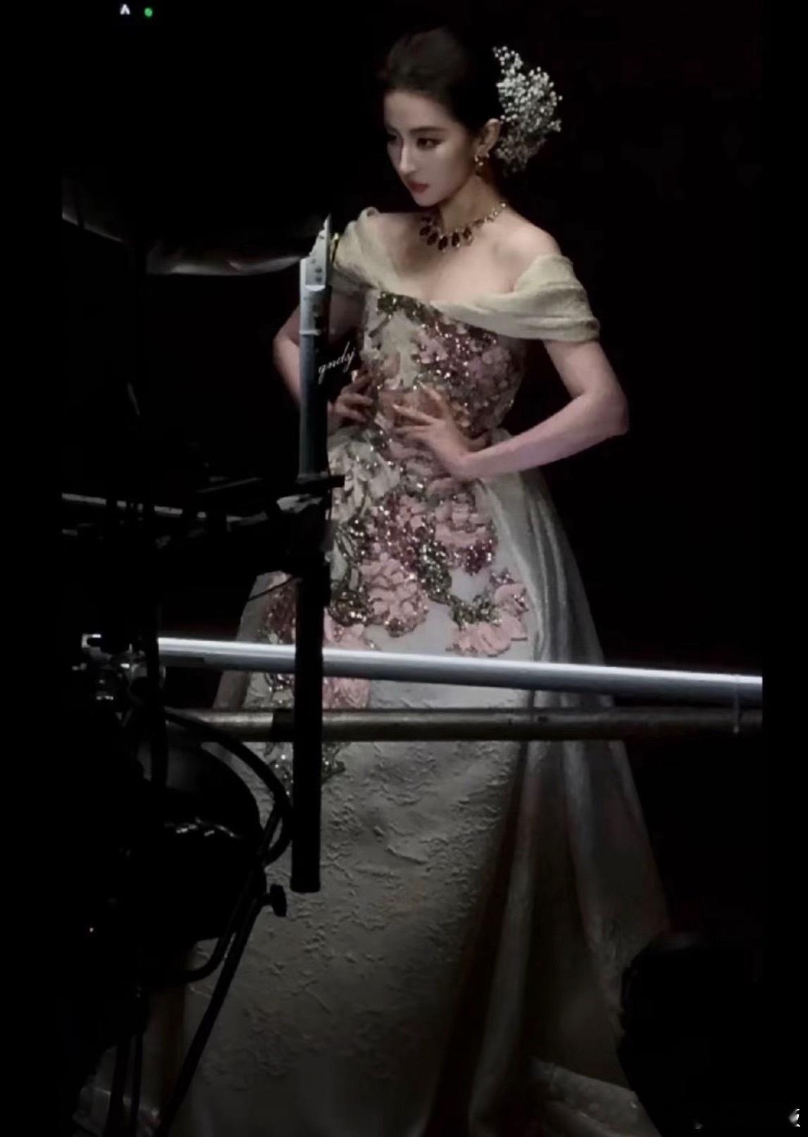 说刘亦菲不好看的，人家真实样子是这样的，越暗骨骼越明显。 ​​​