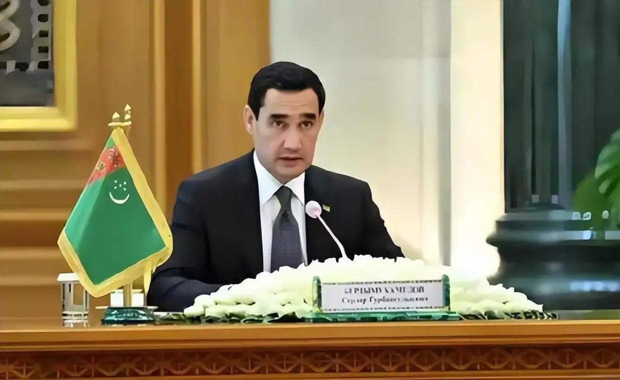 这才叫真兄弟！中亚小国还清81亿贷款，再送百亿厚礼，西方急红了眼
 
全球债务违