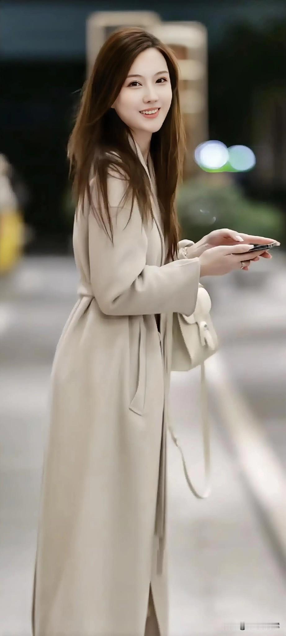 晚风漫街，衣袂轻扬，一笑，便点亮了夜的温柔。