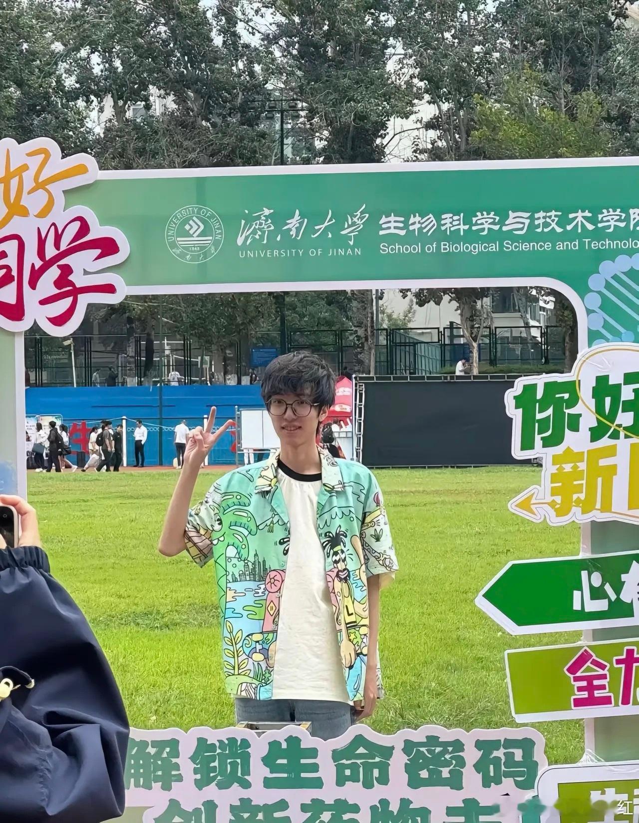 好割裂啊感觉，以前的万众瞩目的小明星，突然完全改变人生轨迹 成为按部就班上学的普