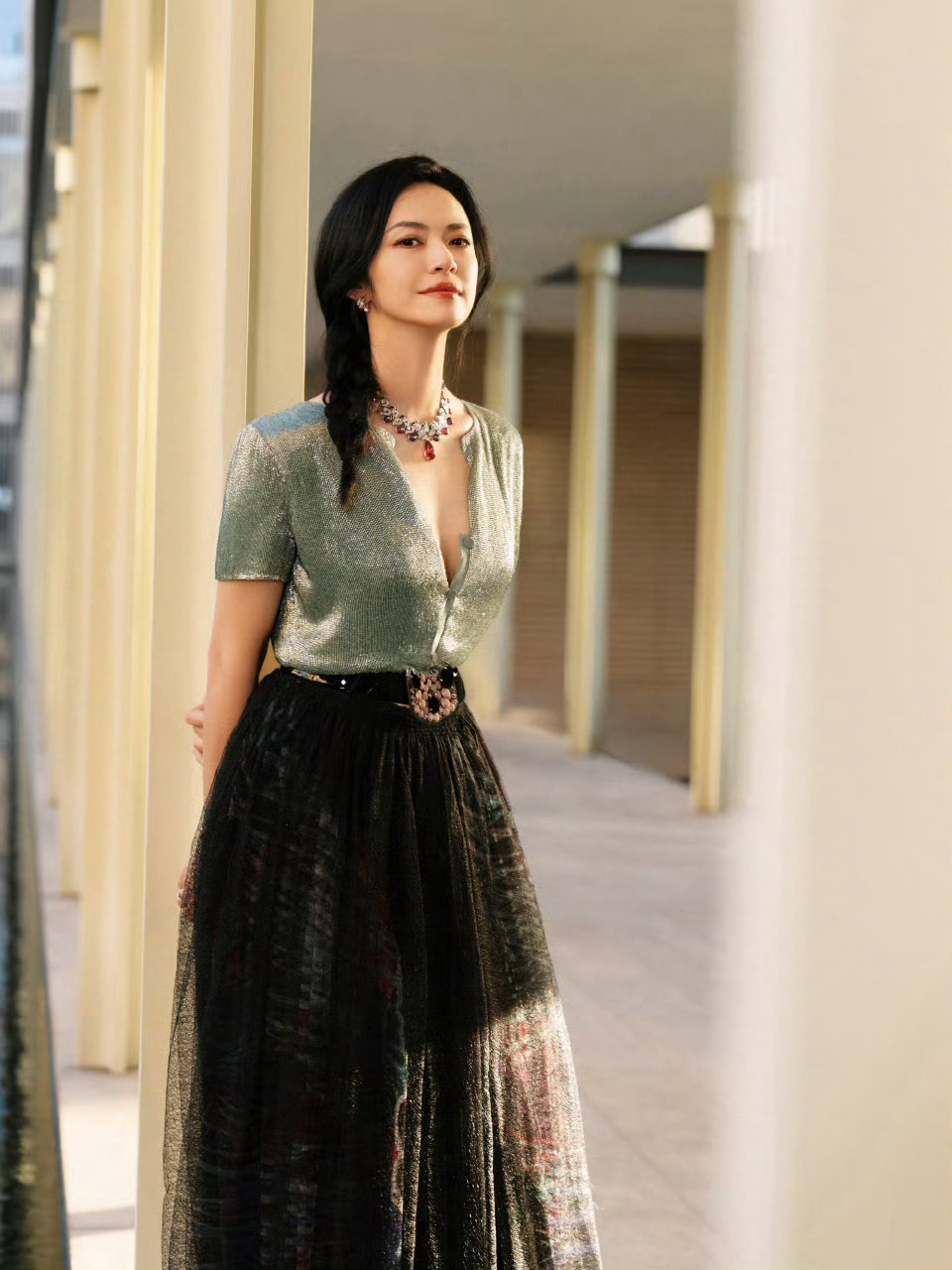 姚晨身穿Armani Privé 2017秋冬高定搭配宝格丽高珠亮相金鸡奖。作为