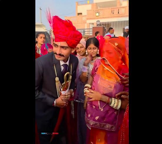 在印度拉贾斯坦邦等地的传统婚俗中，曾有一种深具象征意义的仪式：新郎在前往新娘村庄