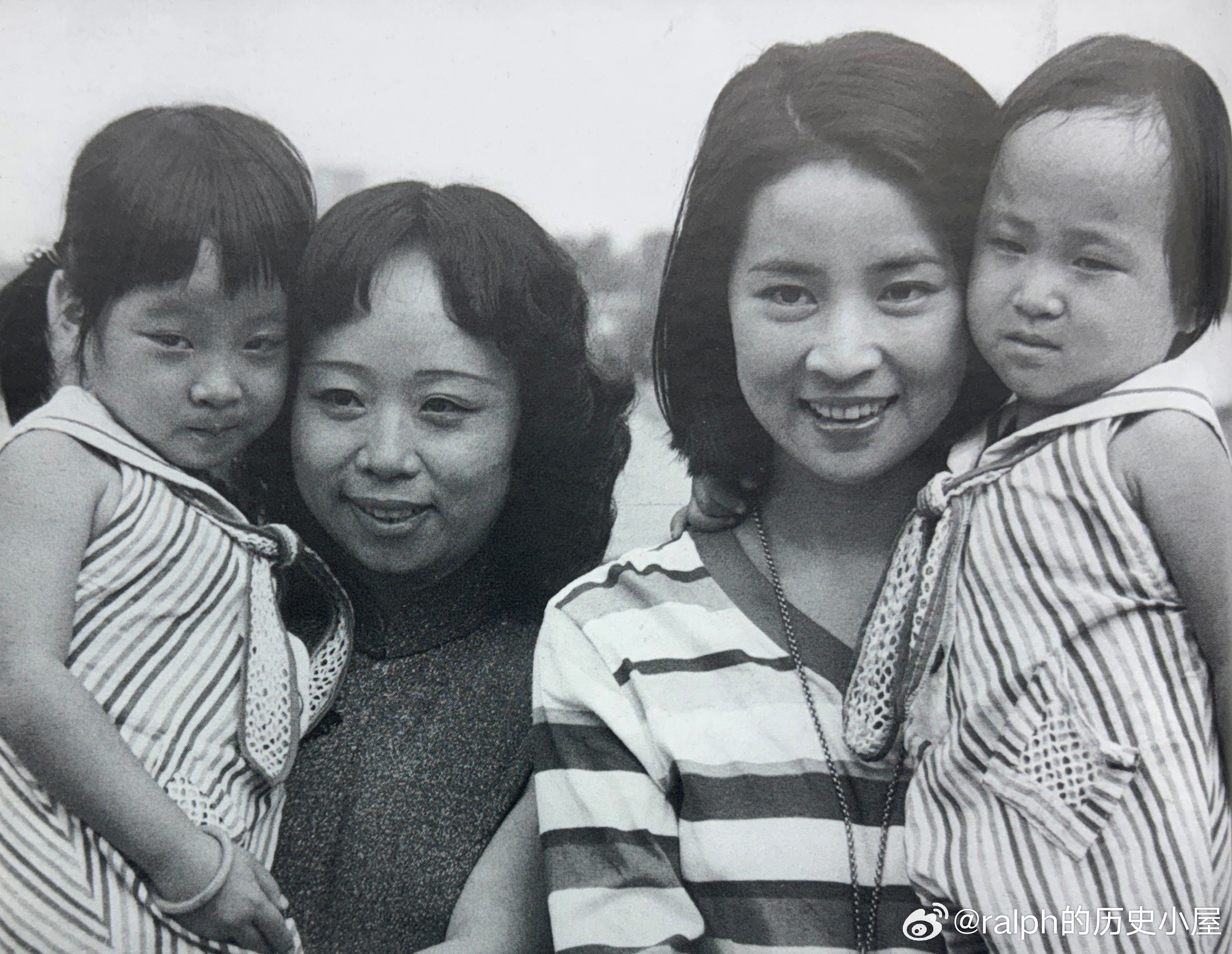 1977年11月以《汪洋中的一条船》一书感动台湾社会的残疾人郑丰喜遗孀吴继钊（左