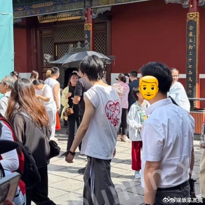 五台山偶遇张真源和爸妈旅游 休息时间陪爸妈爬山旅游，张真源真的永远在用行动告诉大