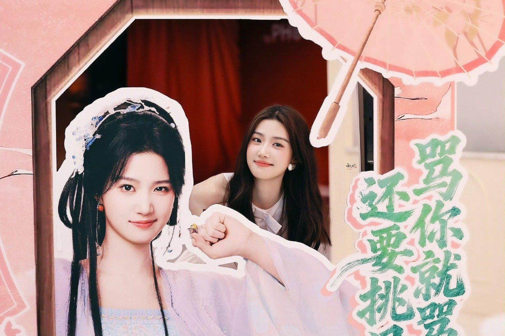 偶遇卢昱晓拍摄是去三里屯打卡明意痛楼啦，不仅跟人像立牌合拍，还还原了海报动作，噜