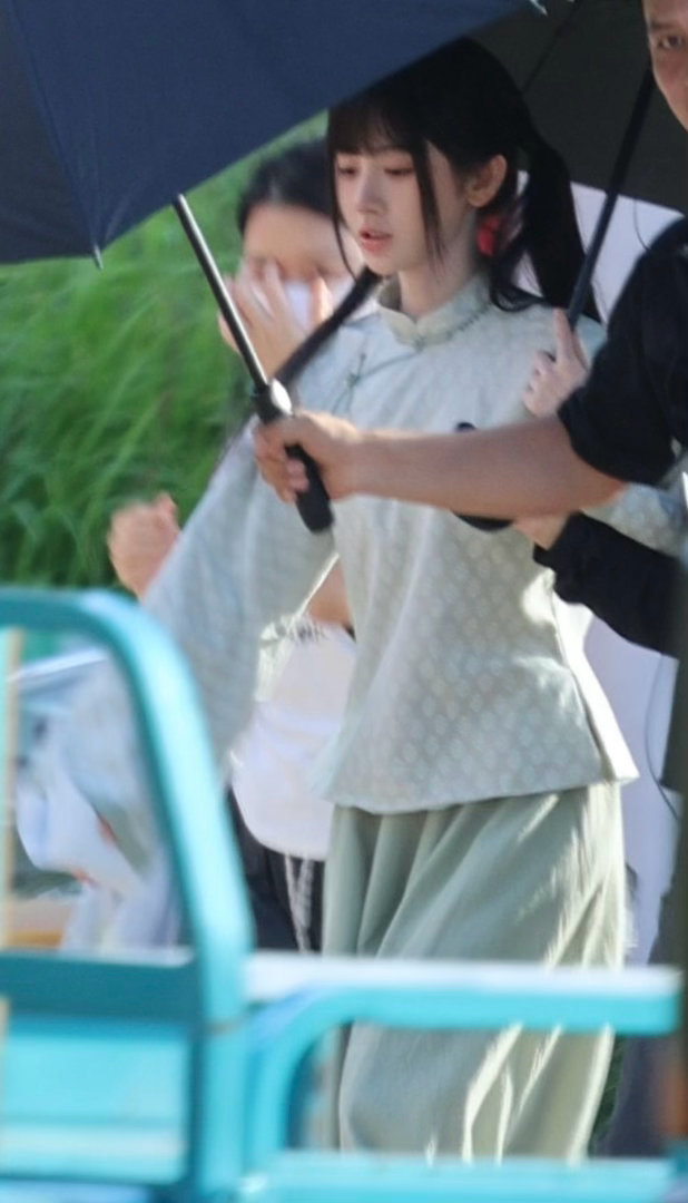 我家村花妹好有钱，比后宫做太后的衣服还多。 