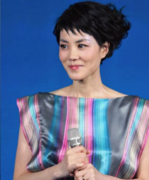 筹拍《主角》时，张嘉益向张艺谋提议：主题曲应找王菲来唱。张艺谋听后直摆手："王菲