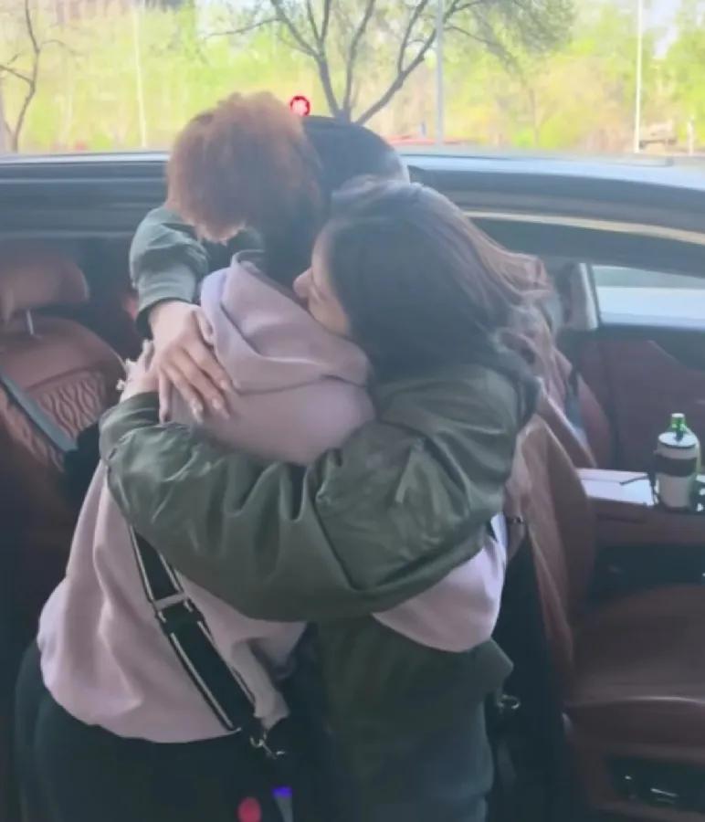 天津女排的杨艺真是个好队长！天津女排真有温度！昨天队长杨艺送别完巴西娜塔莉亚，今