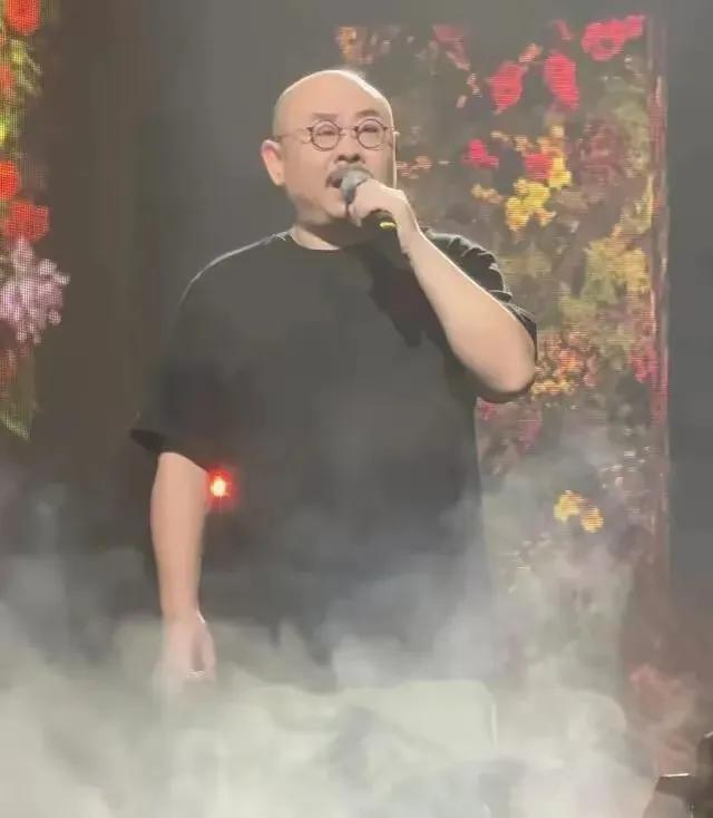 开演唱会不用化妆，不用奇装异服，不用名气大的嘉宾，只用纯粹而质朴的歌声去打动观众