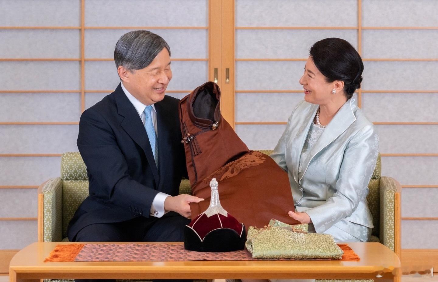 12月9日，雅子皇后62岁生日。摆拍道具是对蒙古进行国事访问期间的赠品。 