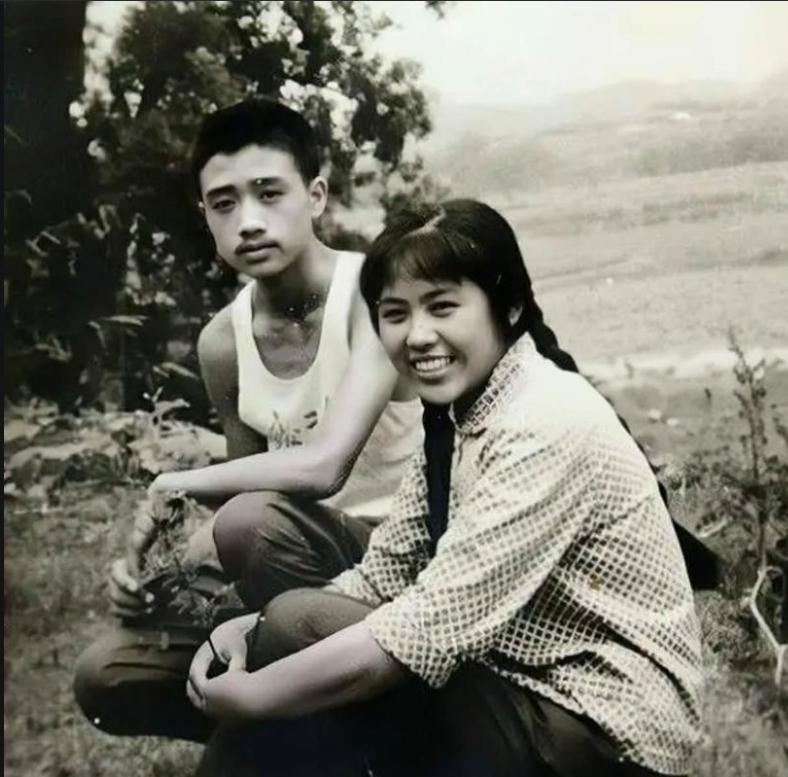 1969年，一对上海知青夫妇，于吉林延边插队时，在当地孤寡老人李阿妈家里，一起生