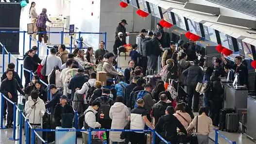 春节假期临近尾声，铁路、公路返程高峰已至，而中央气象台多预警齐发，大风降温、雨雪