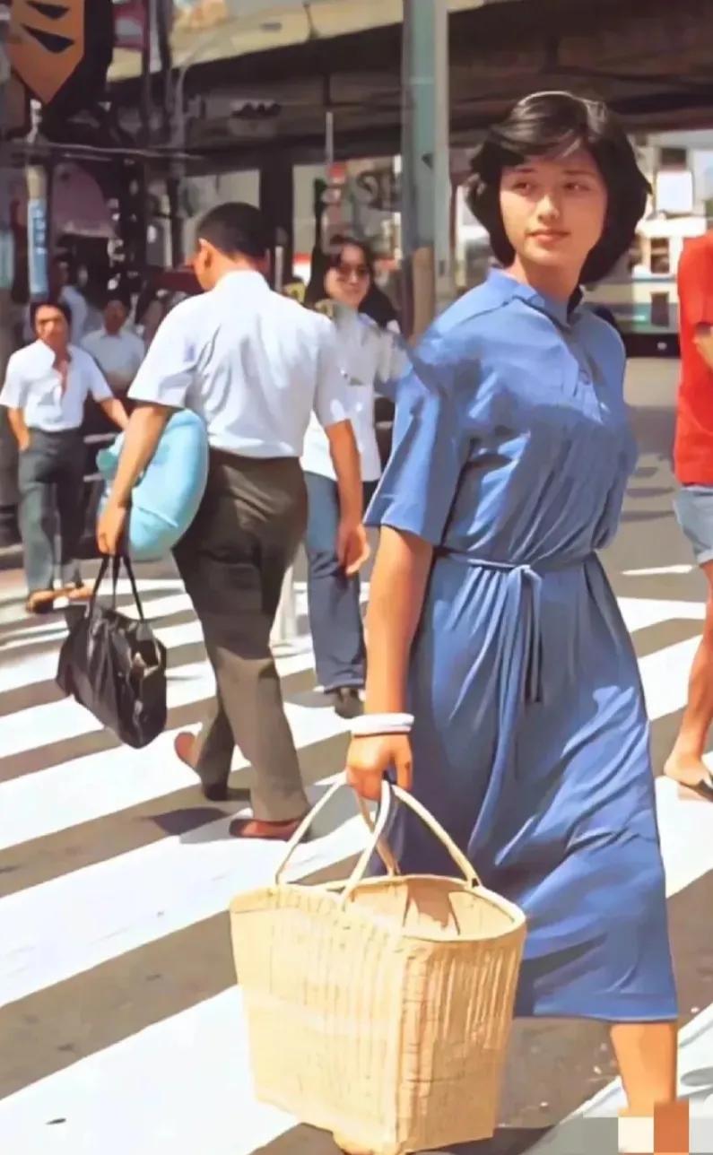这是1974年，日本当红女星山口百惠在东京街头的照片。

这时，年仅15岁的她已