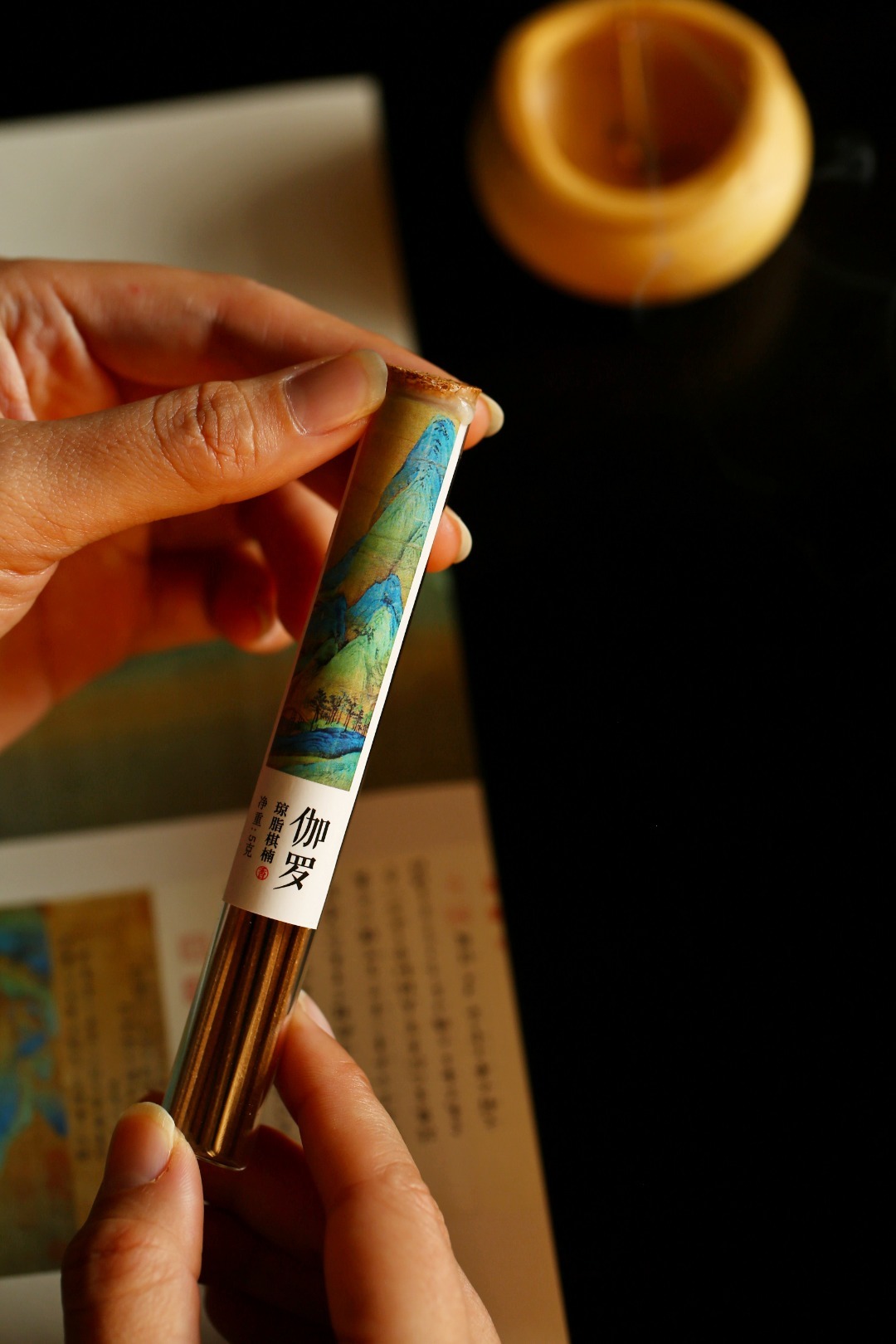 伽罗  | 线香 10g装伽（棋）罗，杂出于海上诸山。遗渍香中，岁久渐浸，木受石