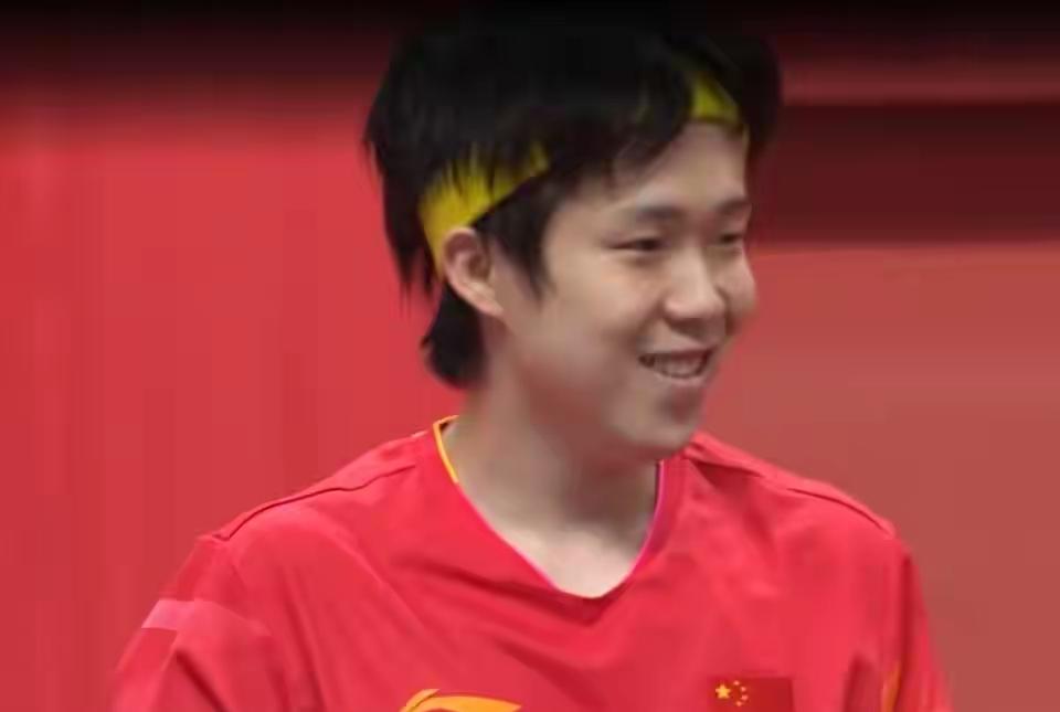 4-0，真没料到。名古屋这晚男单决赛，小石头林诗栋把卫冕的王楚钦打成一边倒，四局