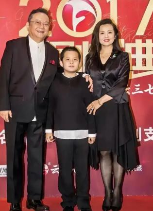 77岁王刚兜里揣着速效救心丸，还在为了17岁的儿子王一丁全国各地连轴赶场。
荧幕